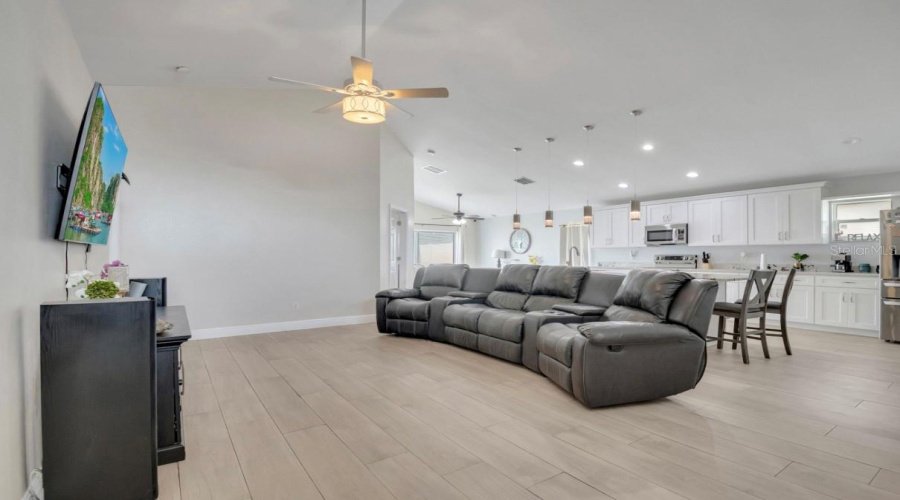 DAVENPORT, Florida 33897, 4 Bedrooms Bedrooms, ,2 BathroomsBathrooms,Residential,For Sale,SOMERSET,0,MFRO6327524