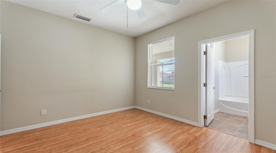First floor bedroom en-suite