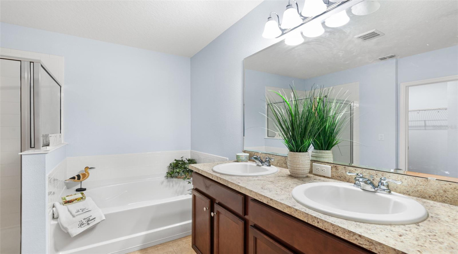 NOTE DUAL SINKS & GARDEN TUB