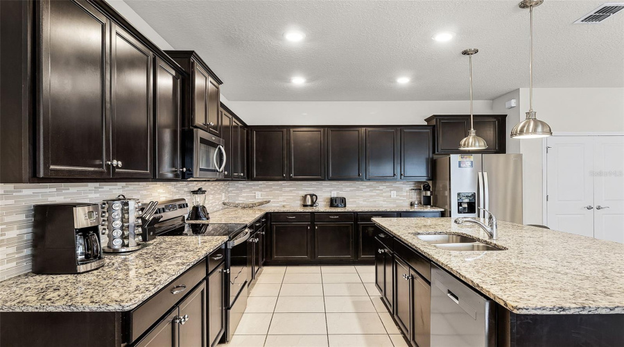 DAVENPORT, Florida 33897, 10 Bedrooms Bedrooms, ,8 BathroomsBathrooms,Residential,For Sale,LELANI,0,MFRS5130142