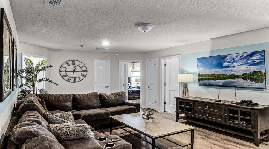 DAVENPORT, Florida 33897, 10 Bedrooms Bedrooms, ,8 BathroomsBathrooms,Residential,For Sale,LELANI,0,MFRS5130142
