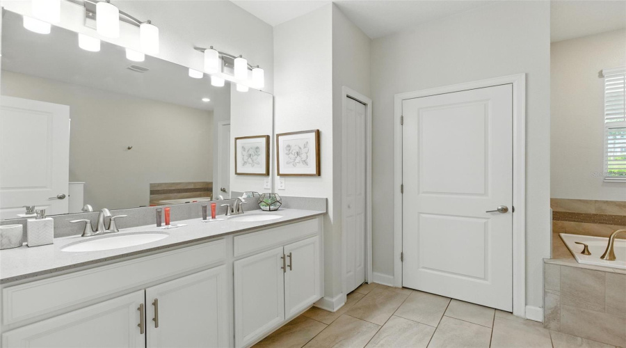 DAVENPORT, Florida 33896, 9 Bedrooms Bedrooms, ,5 BathroomsBathrooms,Residential,For Sale,CRUDEN BAY,0,MFRO6321603