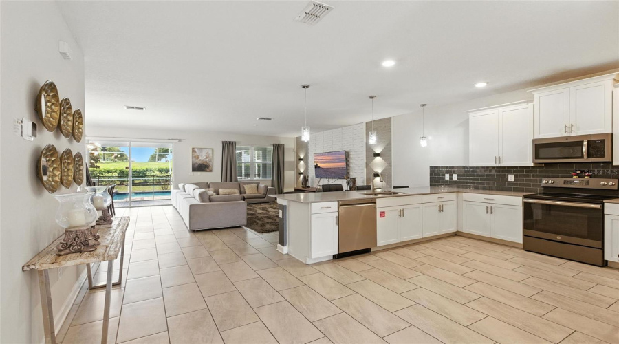 DAVENPORT, Florida 33896, 9 Bedrooms Bedrooms, ,5 BathroomsBathrooms,Residential,For Sale,CRUDEN BAY,0,MFRO6321603