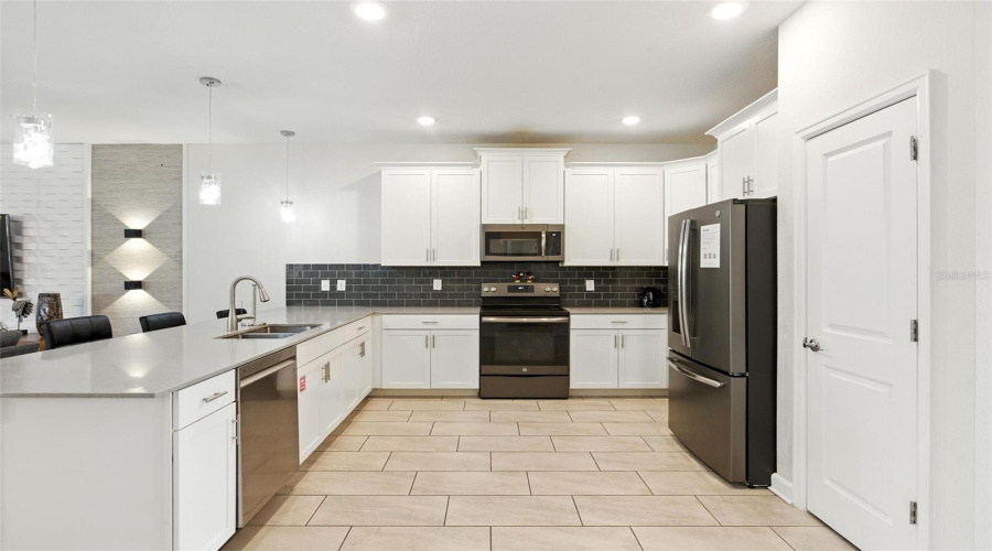 DAVENPORT, Florida 33896, 9 Bedrooms Bedrooms, ,5 BathroomsBathrooms,Residential,For Sale,CRUDEN BAY,0,MFRO6321603