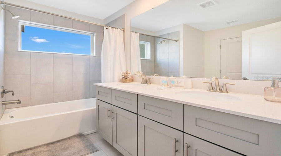 KISSIMMEE, Florida 34746, 4 Bedrooms Bedrooms, ,3 BathroomsBathrooms,Residential,For Sale,READING,0,MFRO6280511
