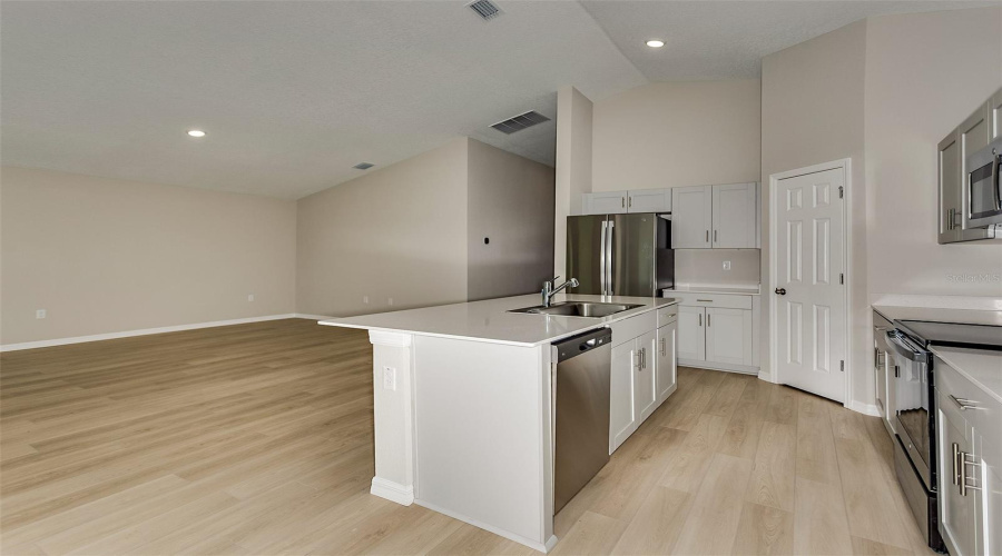 DAVENPORT, Florida 33837, 4 Bedrooms Bedrooms, ,2 BathroomsBathrooms,Residential,For Sale,RIVER BEACON,0,MFRTB8408546