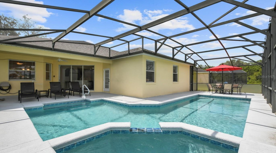 Hottub overflows to pool area creating a relaxing sound feature