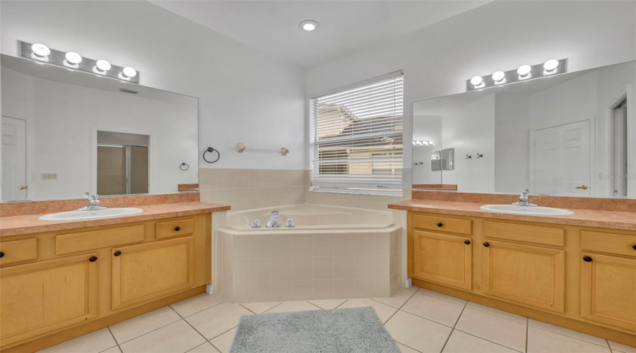 DAVENPORT, Florida 33897, 5 Bedrooms Bedrooms, ,4 BathroomsBathrooms,Residential,For Sale,TUPELO,0,MFRO6232513
