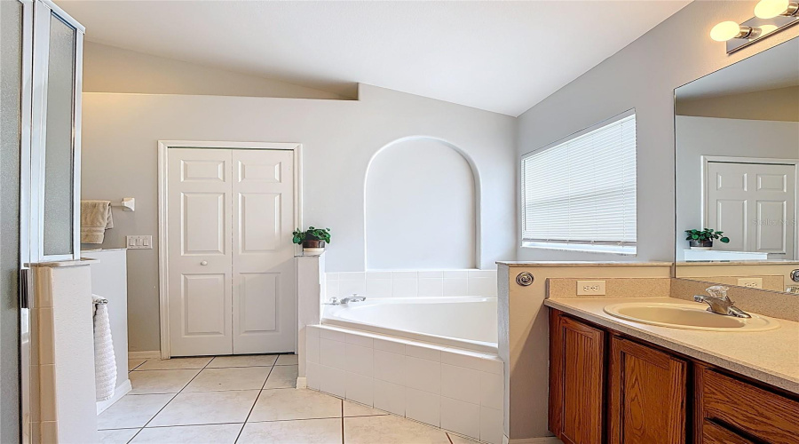 KISSIMMEE, Florida 34747, 4 Bedrooms Bedrooms, ,3 BathroomsBathrooms,Residential,For Sale,ONEIDA,0,MFRO6328417