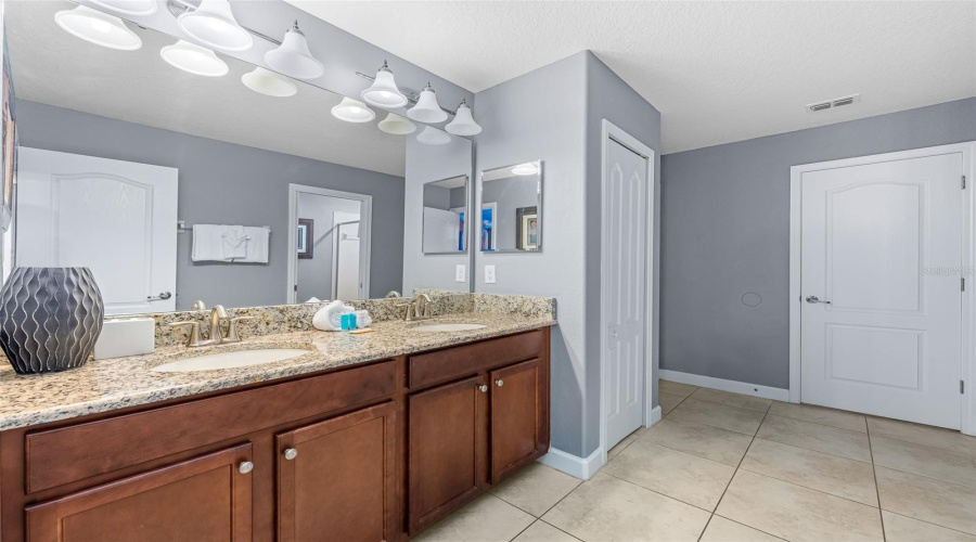 DAVENPORT, Florida 33896, 8 Bedrooms Bedrooms, ,5 BathroomsBathrooms,Residential,For Sale,WEDGE,0,MFRS5131100