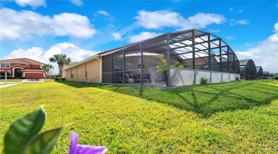 Fully Screened in Pool and Spa. Corner Lot.
