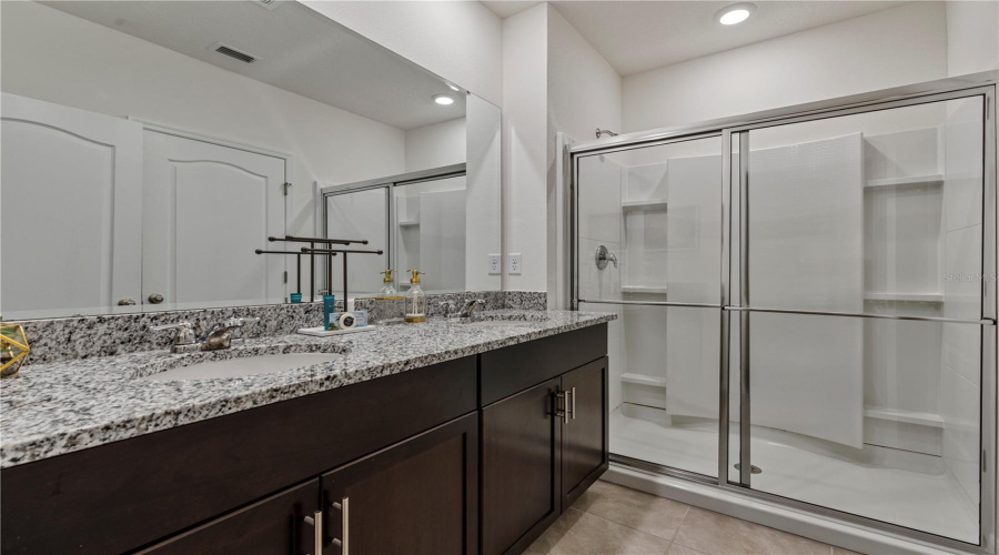DAVENPORT, Florida 33837, 6 Bedrooms Bedrooms, ,5 BathroomsBathrooms,Residential,For Sale,OAKMOSS,0,MFRO6327785