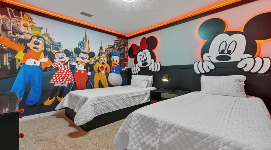 DAVENPORT, Florida 33837, 6 Bedrooms Bedrooms, ,5 BathroomsBathrooms,Residential,For Sale,OAKMOSS,0,MFRO6327785