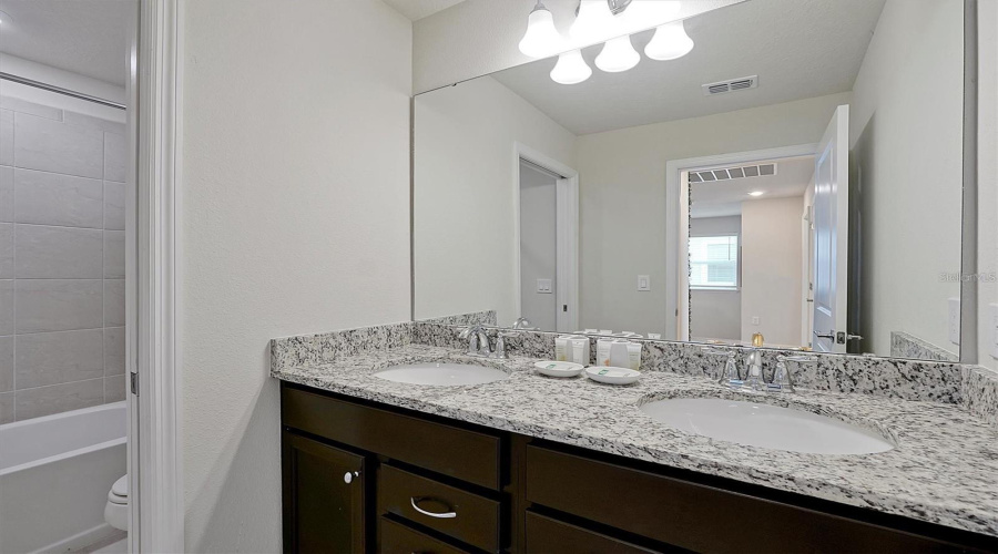 DAVENPORT, Florida 33897, 5 Bedrooms Bedrooms, ,4 BathroomsBathrooms,Residential,For Sale,PARADISE,0,MFRO6329700