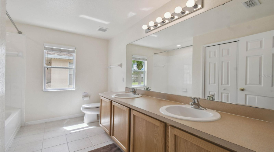 Upstairs full bathroom