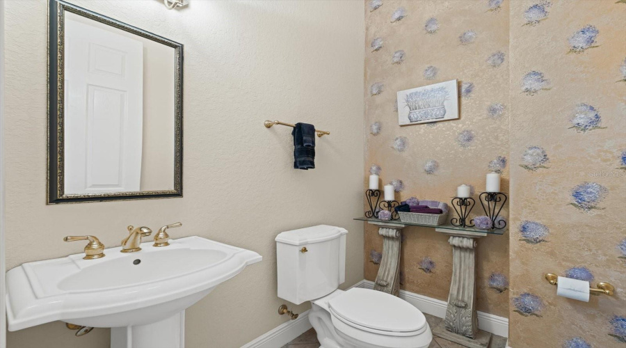 Foyer 1/2 Bath