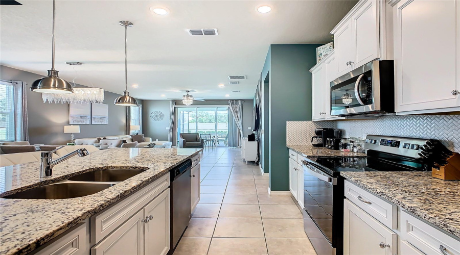 DAVENPORT, Florida 33897, 7 Bedrooms Bedrooms, ,5 BathroomsBathrooms,Residential,For Sale,LILAC,0,MFRO6281370