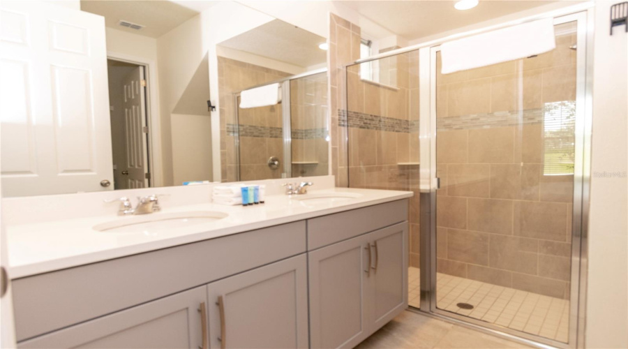 KISSIMMEE, Florida 34747, 5 Bedrooms Bedrooms, ,4 BathroomsBathrooms,Residential,For Sale,TROPICAL PALMS,0,MFRS5131346