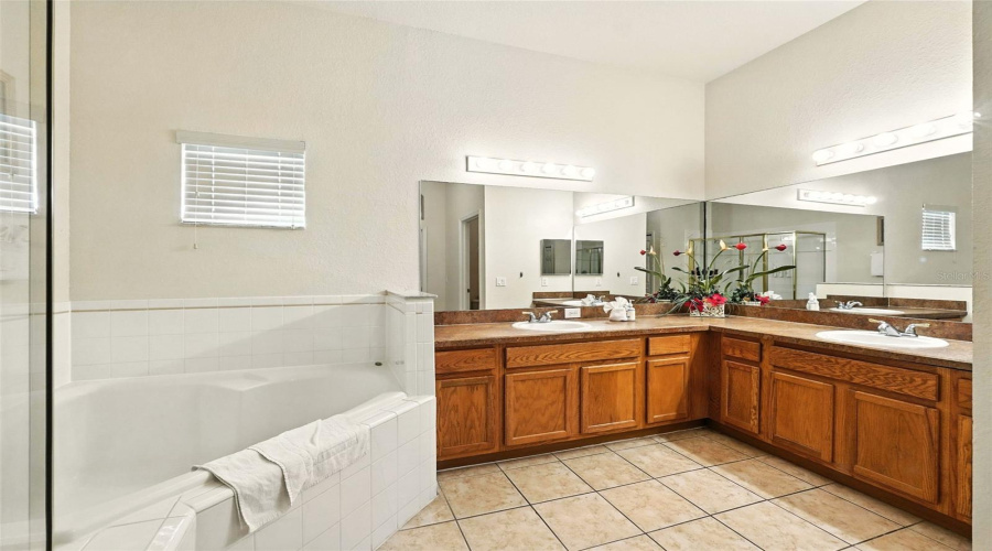 DAVENPORT, Florida 33897, 3 Bedrooms Bedrooms, ,2 BathroomsBathrooms,Residential,For Sale,GRAN BAHAMA,0,MFRS5130834