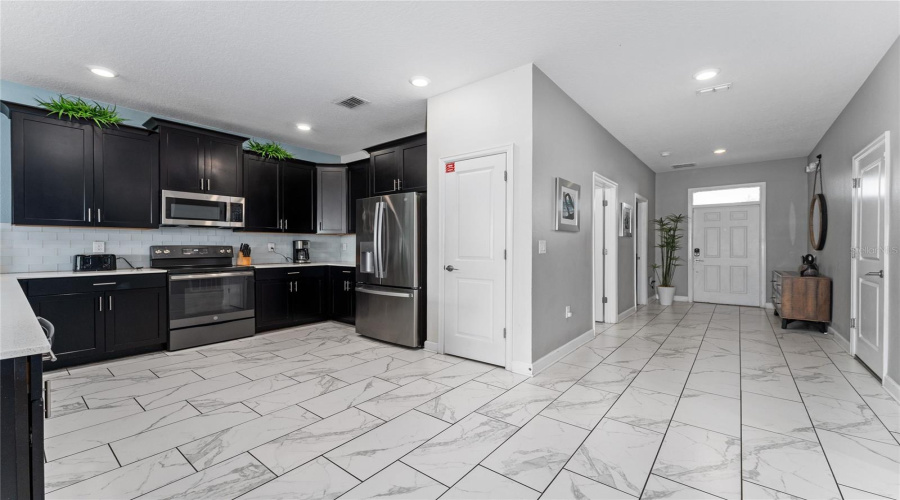 DAVENPORT, Florida 33896, 8 Bedrooms Bedrooms, ,5 BathroomsBathrooms,Residential,For Sale,MAIDSTONE,0,MFRO6325122