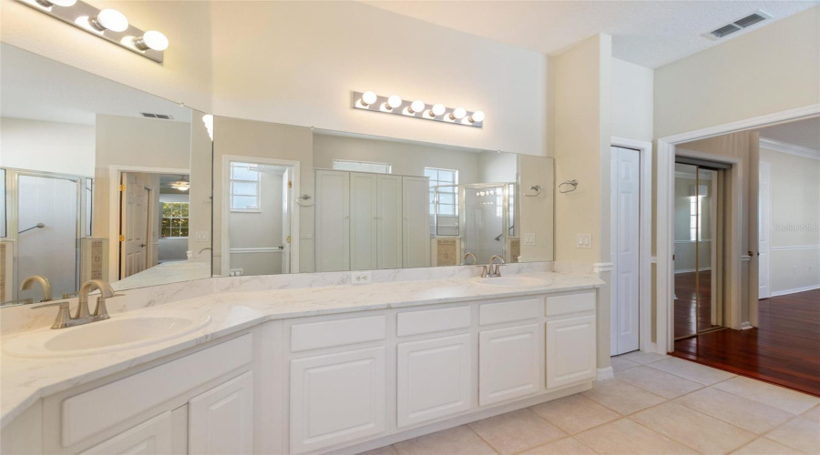 Primary en suite bath with linen closet on left