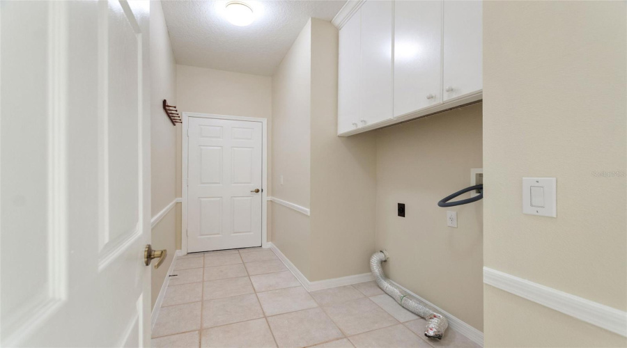 Corridor laundry room - no washer/dryer