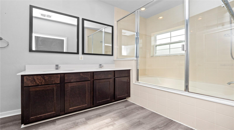 Bedroom 1 Ensuite Bath with Tub