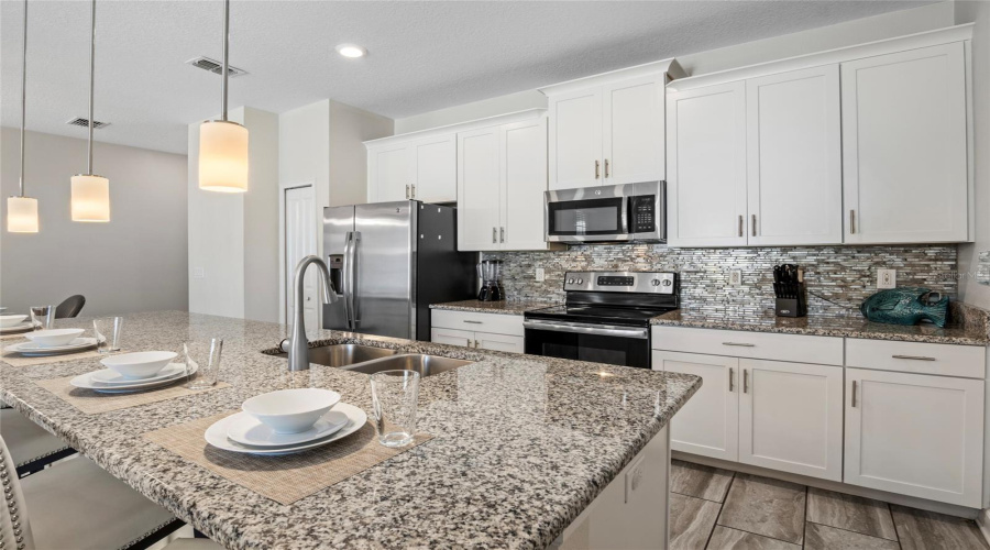 DAVENPORT, Florida 33896, 4 Bedrooms Bedrooms, ,3 BathroomsBathrooms,Residential,For Sale,DOGLEG,0,MFRTB8412910