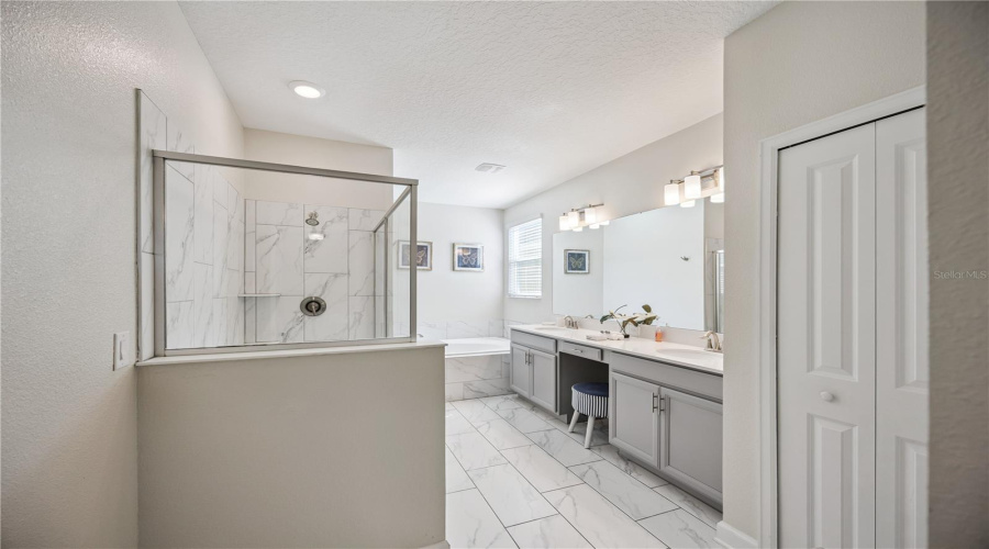 DAVENPORT, Florida 33896, 6 Bedrooms Bedrooms, ,5 BathroomsBathrooms,Residential,For Sale,CABOT CLIFFS,0,MFRO6332834