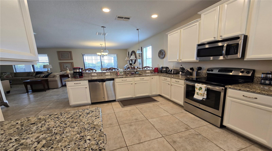 DAVENPORT, Florida 33896, 5 Bedrooms Bedrooms, ,4 BathroomsBathrooms,Residential,For Sale,SHADOW MOUNTAIN,0,MFRO6261471