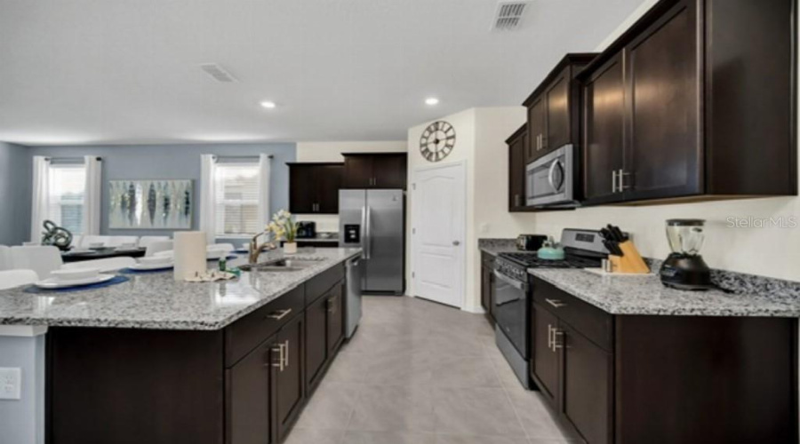 DAVENPORT, Florida 33837, 6 Bedrooms Bedrooms, ,5 BathroomsBathrooms,Residential,For Sale,OAKMOSS,0,MFRTB8412239