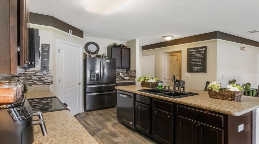 DAVENPORT, Florida 33897, 5 Bedrooms Bedrooms, ,3 BathroomsBathrooms,Residential,For Sale,LAZY WILLOW,0,MFRO6332476