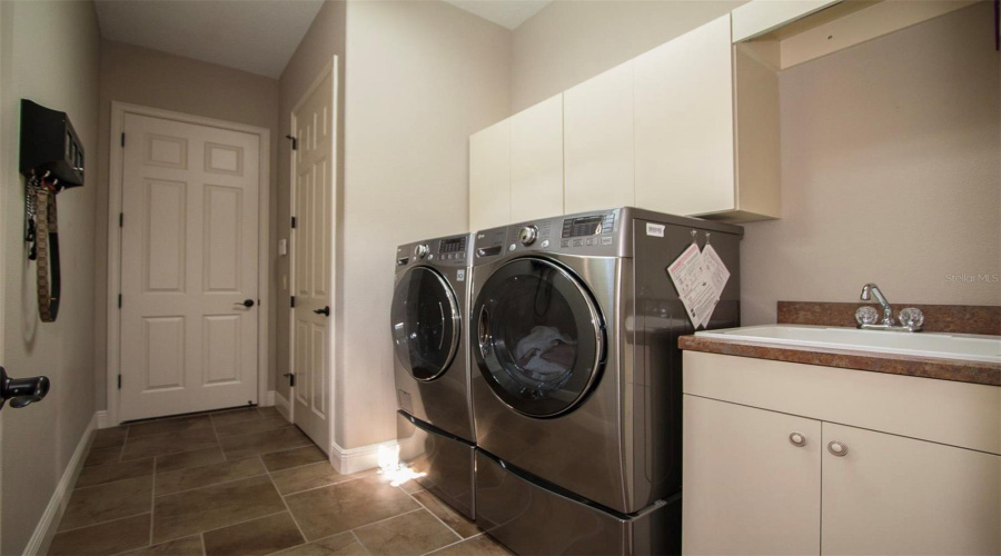 ORLANDO, Florida 32836, 4 Bedrooms Bedrooms, ,3 BathroomsBathrooms,Residential,For Sale,POINTE VENEZIA,0,MFRO6300885