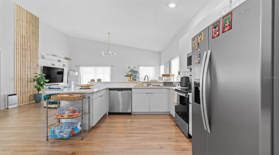 DAVENPORT, Florida 33897, 5 Bedrooms Bedrooms, ,4 BathroomsBathrooms,Residential,For Sale,EMERALDVIEW,0,MFRO6333181