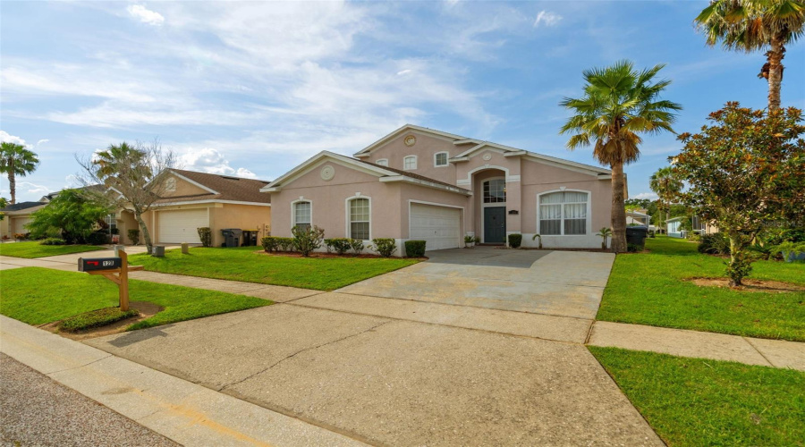 DAVENPORT, Florida 33897, 5 Bedrooms Bedrooms, ,4 BathroomsBathrooms,Residential,For Sale,EMERALDVIEW,0,MFRO6333181