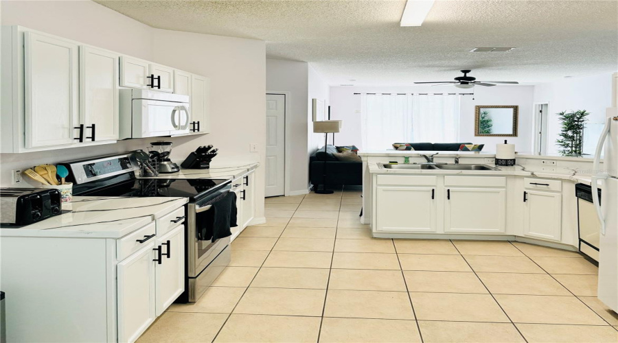 DAVENPORT, Florida 33837, 5 Bedrooms Bedrooms, ,3 BathroomsBathrooms,Residential,For Sale,KNOLLWOOD,0,MFRO6241286