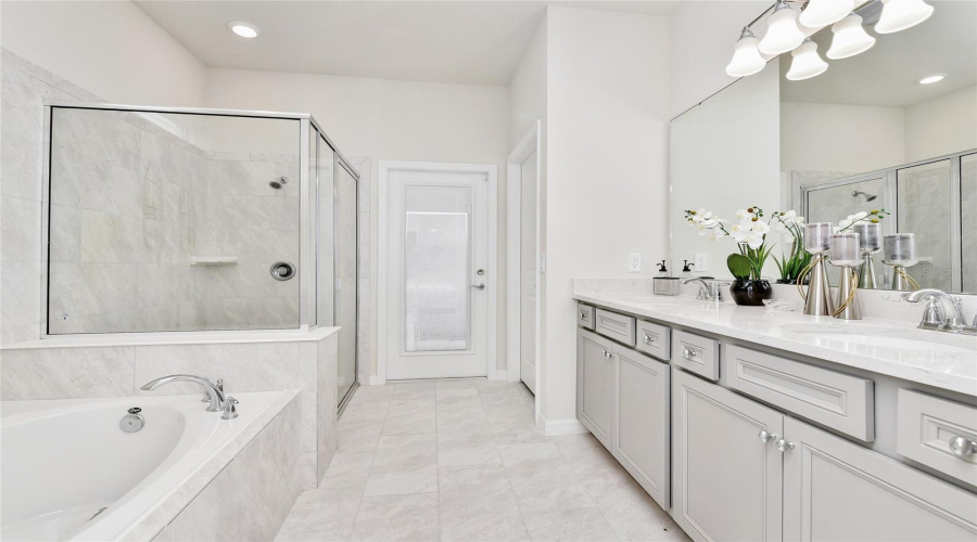 DAVENPORT, Florida 33897, 7 Bedrooms Bedrooms, ,5 BathroomsBathrooms,Residential,For Sale,LILAC,0,MFRO6333195