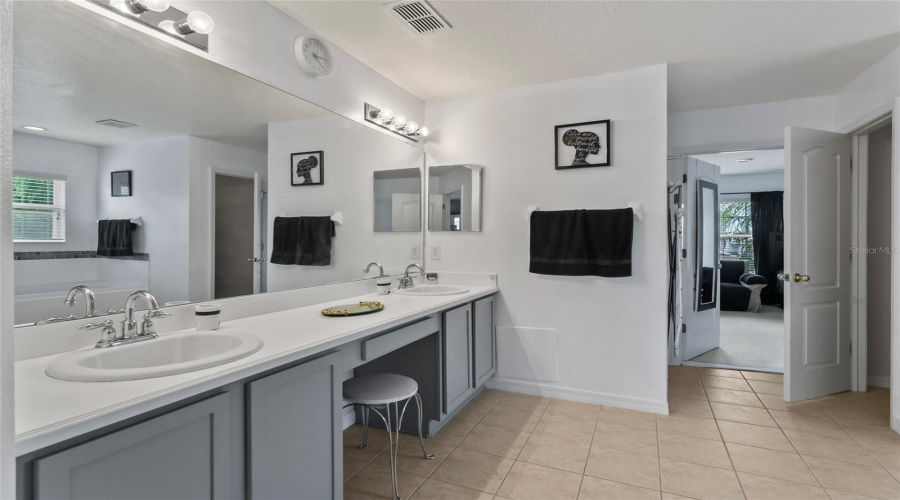 DAVENPORT, Florida 33896, 5 Bedrooms Bedrooms, ,4 BathroomsBathrooms,Residential,For Sale,DORSET,0,MFRO6333215
