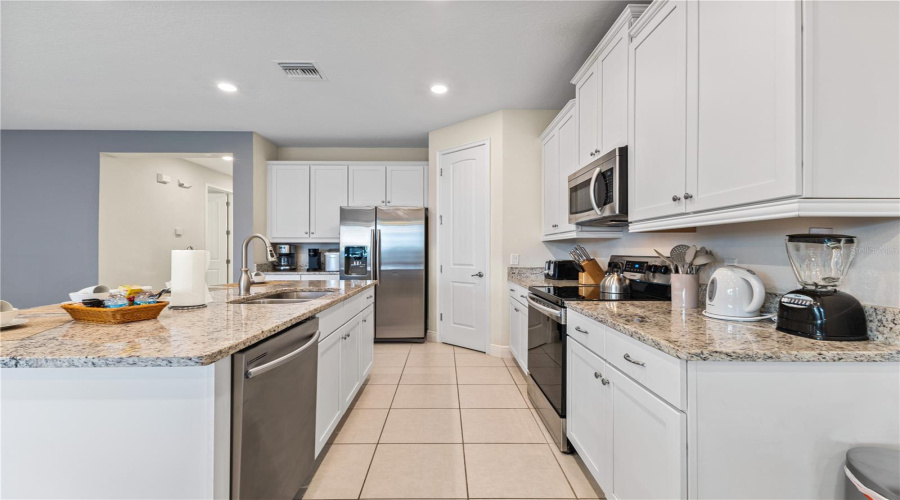 KISSIMMEE, Florida 34747, 4 Bedrooms Bedrooms, ,3 BathroomsBathrooms,Residential,For Sale,WESTLAND,0,MFRO6275768