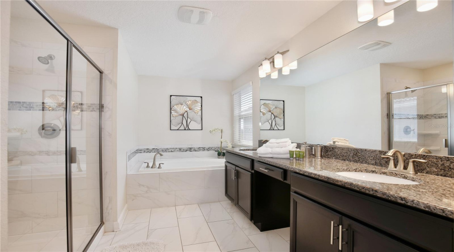 KISSIMMEE, Florida 34746, 6 Bedrooms Bedrooms, ,5 BathroomsBathrooms,Residential,For Sale,KINGS CASTLE,0,MFRO6333884