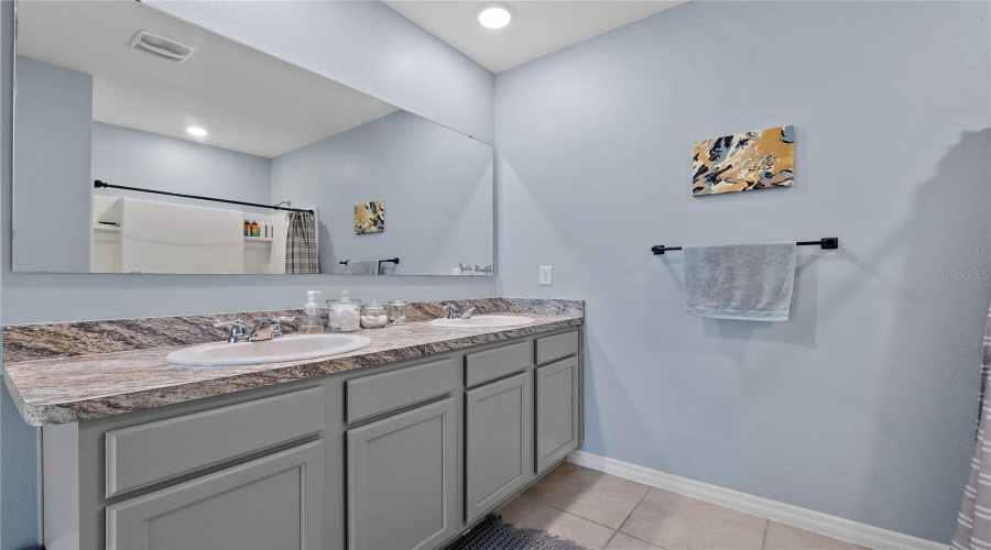 DAVENPORT, Florida 33897, 3 Bedrooms Bedrooms, ,2 BathroomsBathrooms,Residential,For Sale,FOX SQUIRREL,0,MFRL4955043