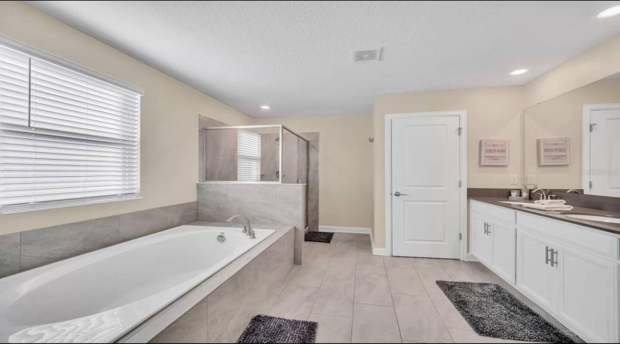 DAVENPORT, Florida 33896, 6 Bedrooms Bedrooms, ,5 BathroomsBathrooms,Residential,For Sale,DROP SHOT,0,MFRG5100598