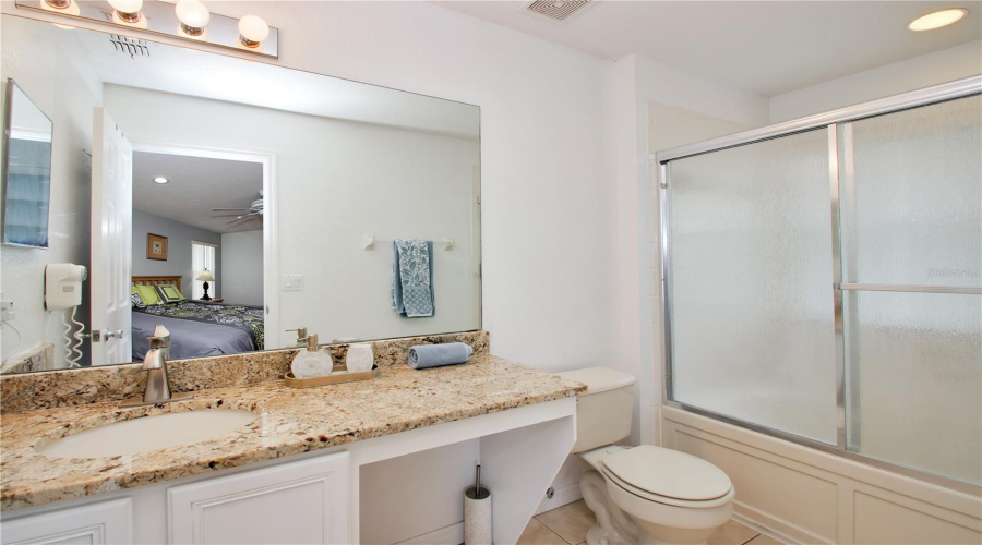 Upstairs primary bedroom en suite bathroom