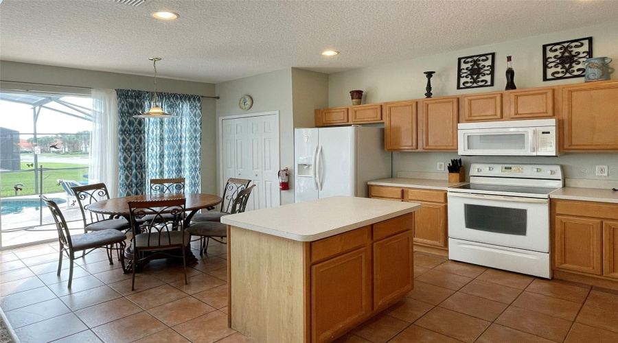 DAVENPORT, Florida 33897, 6 Bedrooms Bedrooms, ,4 BathroomsBathrooms,Residential,For Sale,SEVILLA,0,MFRS5113669