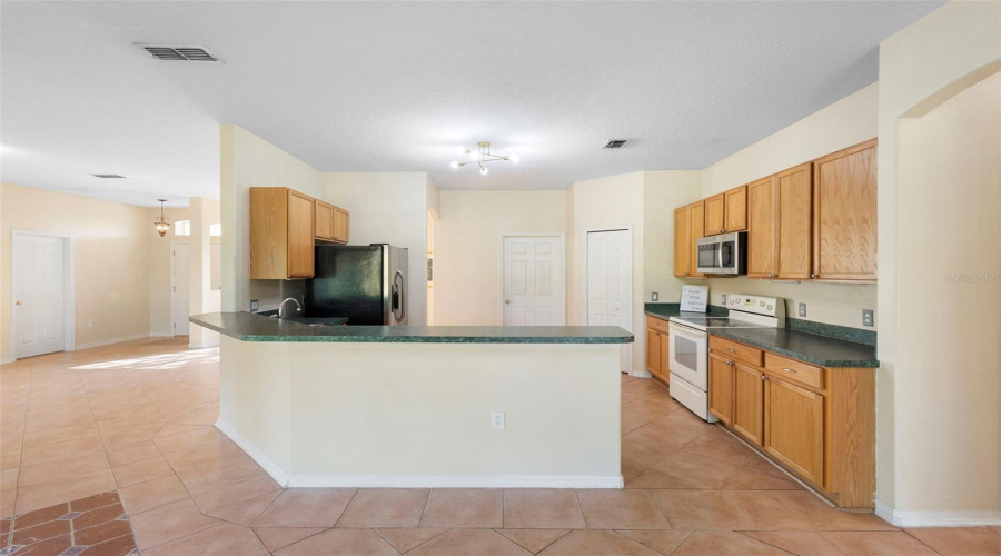 KISSIMMEE, Florida 34746, 4 Bedrooms Bedrooms, ,2 BathroomsBathrooms,Residential,For Sale,WINDING,0,MFRS5132502