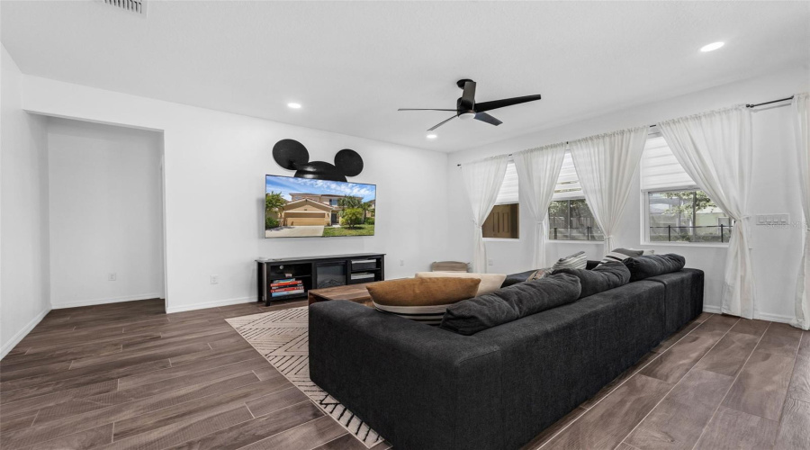 DAVENPORT, Florida 33837, 5 Bedrooms Bedrooms, ,4 BathroomsBathrooms,Residential,For Sale,OAKBOURNE,0,MFRS5132675