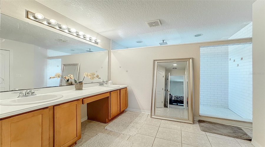 DAVENPORT, Florida 33896, 5 Bedrooms Bedrooms, ,3 BathroomsBathrooms,Residential,For Sale,HENLEY,0,MFRS5132627