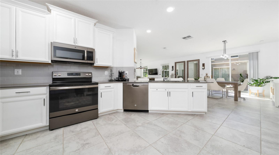 DAVENPORT, Florida 33896, 5 Bedrooms Bedrooms, ,3 BathroomsBathrooms,Residential,For Sale,SHINNECOCK HILLS,0,MFRS5132595