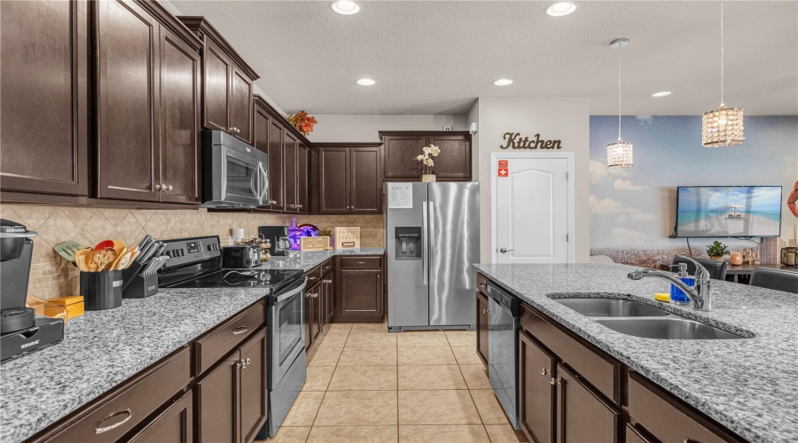 KISSIMMEE, Florida 34747, 5 Bedrooms Bedrooms, ,4 BathroomsBathrooms,Residential,For Sale,MAJORCA,0,MFRO6335963