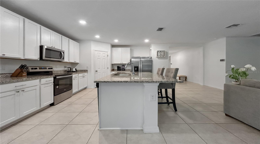 DAVENPORT, Florida 33896, 4 Bedrooms Bedrooms, ,3 BathroomsBathrooms,Residential,For Sale,VISTA VILLAGES,0,MFRTB8418338